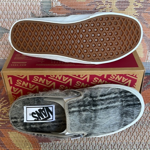 Vans WMNS Classic Slip-On Mule
(Soft Plaid Gray/True white
VN0A4P3U809
Sneakers - Picture 4 of 16